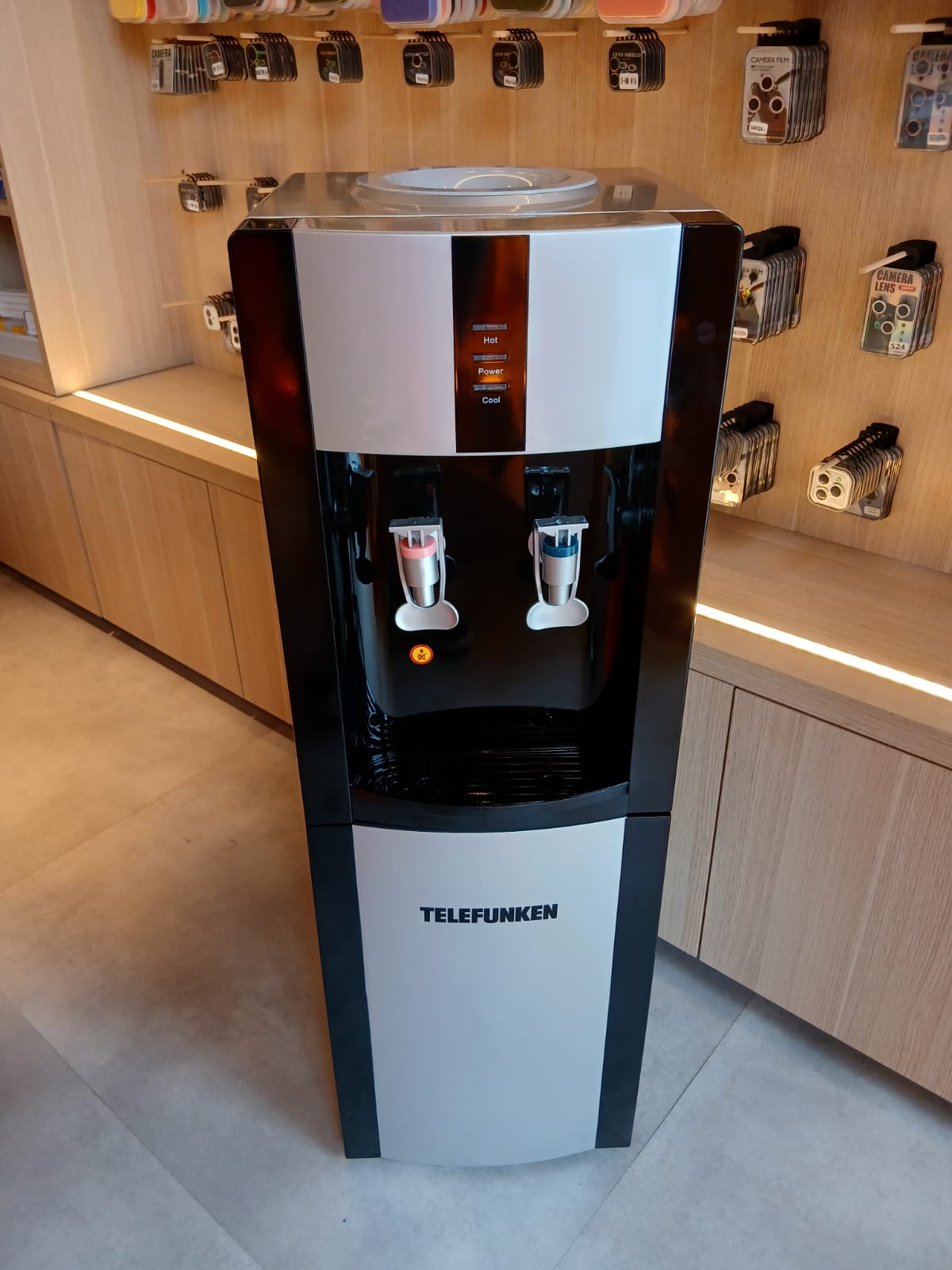 Dispenser de Agua Fría/Caliente con Heladerita